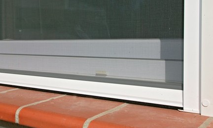 Moustiquaire enroulable pour fenêtre en alu